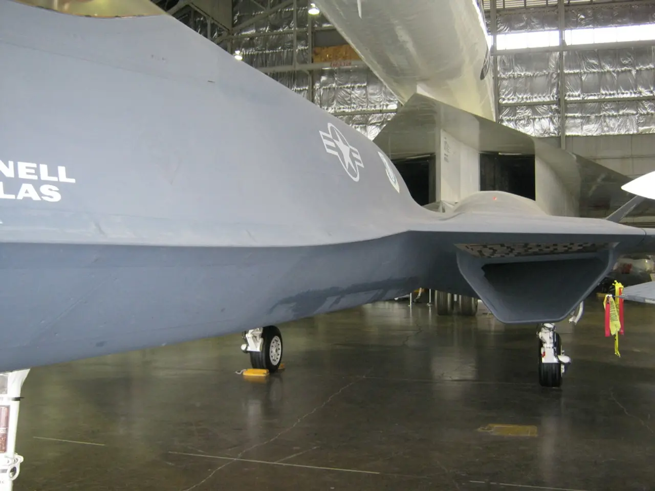 Displays a new showcase celebrating Turkey's aviation history