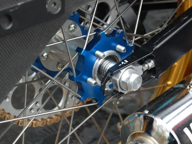 Dramatically reduces traffic noise through the use of ultra-thin sound blockers