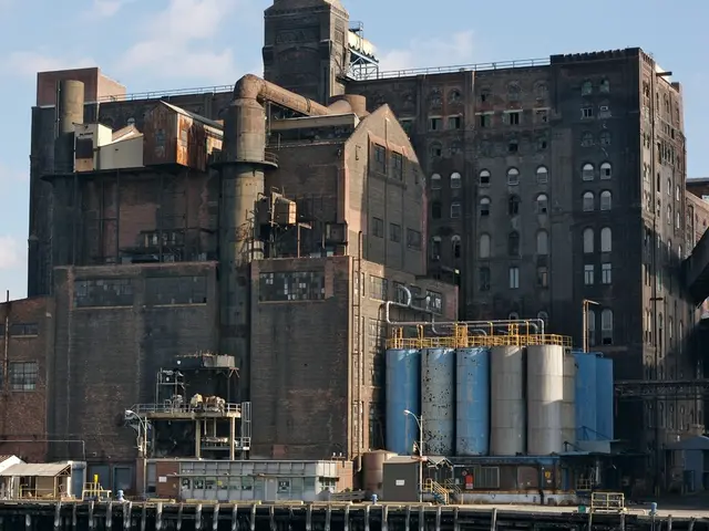 As we can see in the image there are buildings, windows, pipe, fence, street lamp, stairs,...